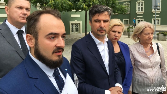 Dotychczasowy szef jest odwołany, chociaż on sam tej decyzji nie uznaje. To wszystko na trzy miesiące przed wyborami i tuż przed konstruowaniem wspólnych list do Parlamentu w ramach Koalicji Obywatelskiej.