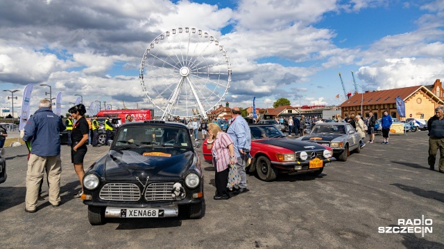 Klasyki i oldtimery - stare samochody wystartowały po godzinie 10.00 z Wałów Chrobrego w Szczecinie.
