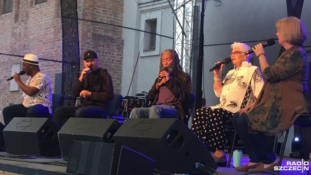 Przy wypełnionym po brzegi dziedzińcu Zamku Książąt Pomorskich, Bobby McFerrin wystąpił a capella z czwórką śpiewaków: Joey Blake, Judi Vinar, Rhiannon i David Worm.