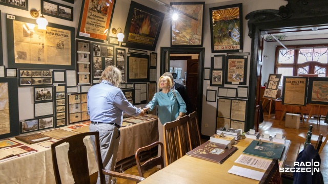 Kartki na żywność, plakaty z lat 40. namawiające do abstynencji, stare czasopisma, mapy pokazujące, jak zmieniało się terytorium miasta i urna wyborcza z 1946 roku - między innymi to można zobaczyć na wystawie 74. urodziny polskiego Szczecina.