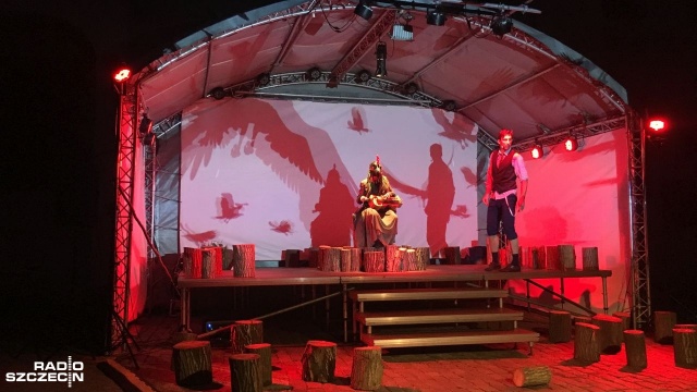 Mały dziedziniec Zamku Książąt Pomorskich w Szczecinie w piątek wieczorem zamienił się w salę teatralną. Odbyła się tam plenerowa premiera baśni Olbrzymek Suzanne Lebeau, w reżyserii Arkadiusza Buszko.