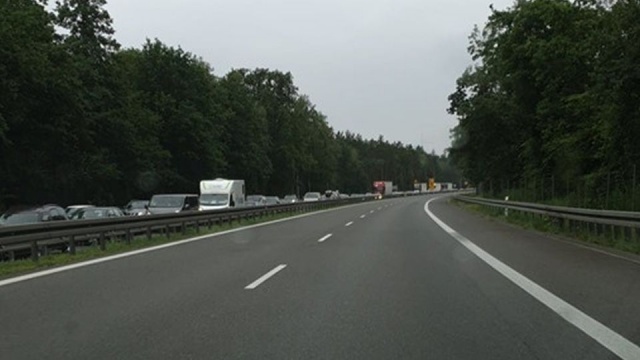 Przejazd samochodem nad morze, jak i powrót krajową trójką w kierunku Szczecina, wymaga obecnie od kierowców ogromnej cierpliwości. Przede wszystkim ze względu na niemal całkowicie zakorkowany odcinek między Parłówkiem, a Przybiernowem.