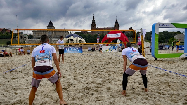 24 zespoły rywalizują na szczecińskiej Wyspie Grodzkiej. Od rana trwają tam Mistrzostwa Województwa Zachodniopomorskiego w siatkówce plażowej mężczyzn Grand Prix Szczecina 2019.
