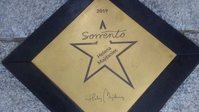 Na granitowych płytach chodnika kultowego klubu Sorrento lśnią gwiazdy Heleny Majdaniec, Grażyny Rudeckiej, Henryka Fabiana, Wojtka Kordy, Jacka Nieżychowskiego, zespołu Filipinki, a także Ryszarda Poznakowskiego - kompozytora, multiinstrumentalisty i wokalisty, znanego m.in. z zespołów Czerwono-Czarni, Wiatraki oraz Trubadurzy.