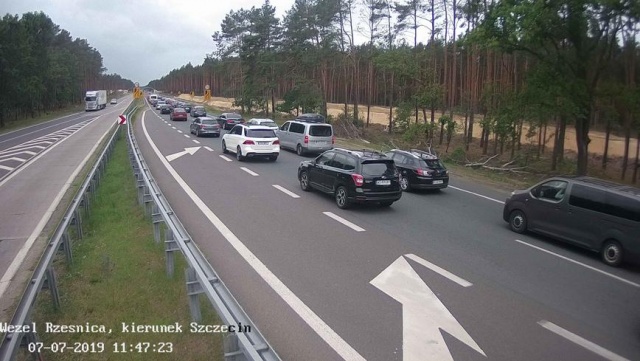 W niedzielne popołudnie na drogach regionu zaczynały tworzyć się utrudnienia. Pogoda wpływa jednak na sytuację i kierowcy nie stoją po południu w wielokilometrowych korkach.