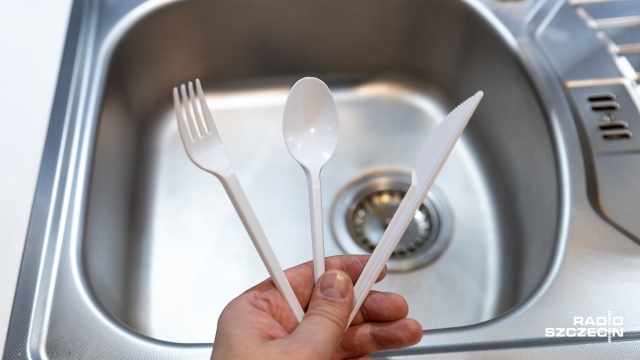 Rząd Szwecji chce wprowadzić bardziej rygorystyczne przepisy wynikające z tzw. unijnej dyrektywy plastikowej. Obok słomek, mieszadełek i talerzyków ze szwedzkiego rynku za dwa lata mają również zniknąć jednorazowe kubki i plastikowe opakowania na żywność.