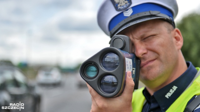 Pilnują, żeby kierowcy zdjęli nogę z gazu - szczecińscy policjanci we wtorek biorą udział w ogólnopolskiej akcji kaskadowego pomiaru prędkości, gdy patrole drogówki rozstawiają się w różnych miejscach na tej samej drodze. Zwykle tam, gdzie najczęściej dochodzi do wypadków.
