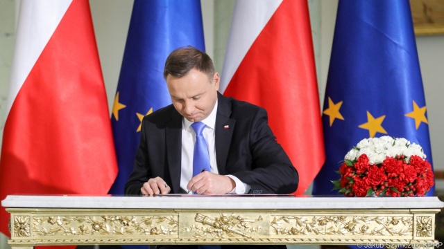 Nowelizacja Karty Nauczyciela, którą podpisał prezydent Andrzej Duda, przewiduje m.in. waloryzację płac nauczycieli o 9,6 proc. od września tego roku, nowe świadczenie dla nauczycieli stażystów oraz przyspieszenie ścieżki awansu zawodowego.