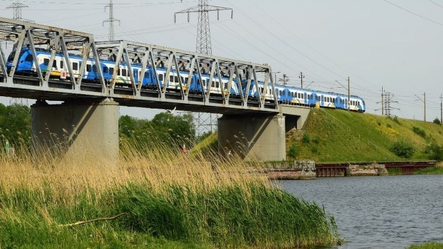 Polskie Koleje Państwowe rozpoczynają remont mostu nad rzeką Dziwną, w ramach którego wymienione zostaną tory i sieć trakcyjna, natomiast nasyp będzie wzmocniony.