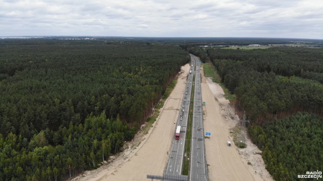 W czwartek po godzinie 16 został otwarty remontowany fragment autostrady A6. Chodzi o zamknięty od roku odcinek między węzłem Dąbie, a węzłem Rzęśnica w kierunku nadmorskim.