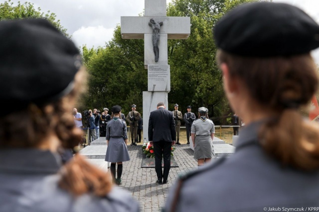 Prezydent Andrzej Duda złożył kwiaty przed pomnikiem Rzezi Wołyńskiej w Warszawie.