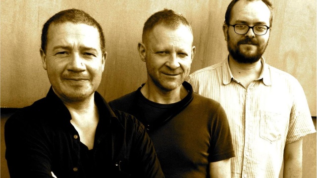 Trwa właśnie w Polsce trasa koncertowa formacji jazzowej Riverloam Trio, w skład której wchodzą Mikołaj Trzaska, Olie Brice i Mark Sanders. Zespół zawita także do naszego regionu.