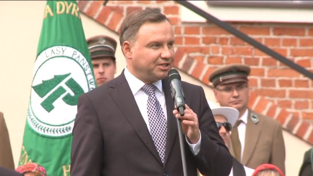 Polska zmienia się na lepsze, ale powinniśmy jeszcze więcej uwagi przykładać do dbania o klimat i przyrodę - mówił w Szczecinku prezydent Andrzej Duda. Podczas spotkania z mieszkańcami na Pomoście Zamkowym namawiał między innymi do brania udziału w akcji sadzenia lasów.