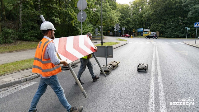Zamknięta dla ruchu kierowców została jedna nitka ulicy Słowackiego w Szczecinie. Tak będzie do końca wakacji. Chodzi o odcinek od ulicy Żupańskiego do ulicy Zaleskiego.