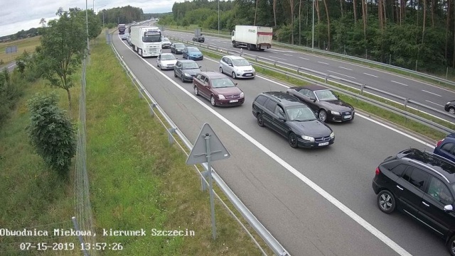 Prawie trzykilometrowy zator utworzył się przed dojazdem od strony Szczecina do węzła Goleniów Zachód.