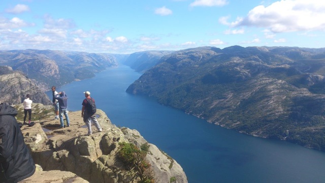 Norwegowie mają dość... turystów. Liczba osób odwiedzających jedną z największych turystycznych atrakcji tego kraju - klif Preikestolen - zwiększa się z roku na rok. Niepokoi to miłośników przyrody oraz mieszkańców pobliskiego Stavanger.