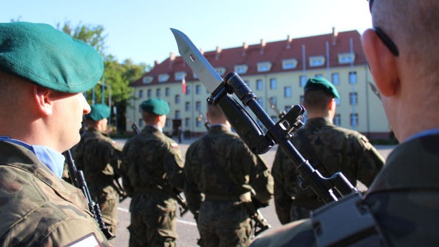 Przysięga żołnierzy Legii Akademickiej w koszarach Błękitnej. Każdy może wziąć udział w tej efektownej uroczystości. Wojskowi zapraszali zainteresowanych w audycji Radio Szczecin na Wieczór.