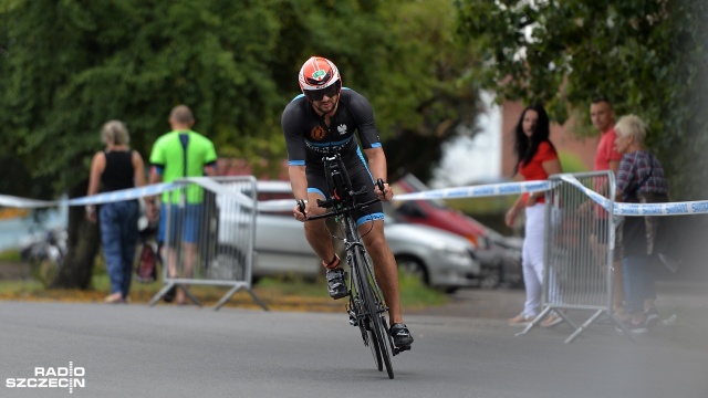 Rekordowa liczba 800 uczestników wystartowała w niedzielę w Tri Tour Triathlon Szczecin. O godzinie 8:00 pierwsi zawodnicy weszli do wody przy Dźwigozaurach na Łasztowni.