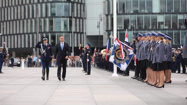 Prezydent Andrzej Duda mówił podczas Centralnych Obchodów Święta Polskiej Policji, że funkcjonariusze służą Rzeczpospolitej poprzez służbę narodowi. W czasie uroczystości na placu Piłsudskiego w Warszawie prezydent powiedział, że służba człowiekowi jest wielkim zadaniem tej niezwykle istotnej służby.