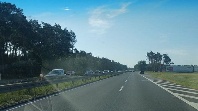 Dwa samochody osobowe zderzyły się na Węźle drogowym Dąbie. Z pierwszych informacji wynika, że nikomu nic poważnego się nie stało. Jeden wjazd na węzeł jest utrudniony. Interweniuje policja.