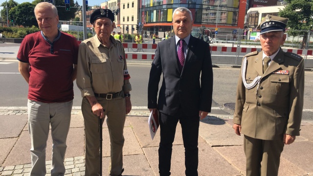 Pomnik upamiętniający żołnierzy Polskiego Państwa Podziemnego powinien stanąć tam, gdzie kiedyś stał obelisk ku czci Armii Czerwonej - uważają szczecińskie środowiska patriotyczne.