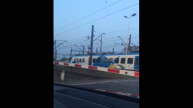 Pociąg przewozów regionalnych utknął na przejeździe kolejowym na ulicy Pomorskiej w Dąbiu.
