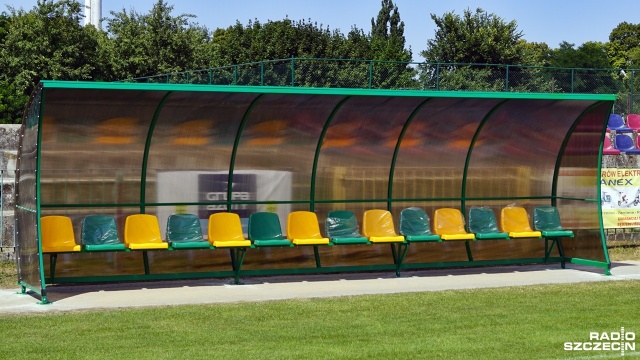 Nowe ławki dla zawodników rezerwowych i częściowo odnowione granatowo-bordowe trybuny - tak obecnie prezentuje się stadion Chemika Police.