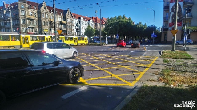 Jak poruszać się w rejonie yellow boxów - o tym informowali w piątek w Szczecinie policjanci i urzędnicy. Akcję przeprowadzili rano na placu Tadeusza Kościuszki.