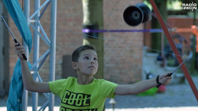 Akrobacje na obręczach i skoki z trampolin - tak dzieci pod okiem ekspertów z Cyrku Zodiak zakończyły warsztaty cyrkowe. W piątek na tyłach Kościoła Rzymskokatolickiego pw. Św. Apostołów Piotra i Pawła w szczecińskich Podjuchach zaprezentowali efekty pracy swoim rodzicom.