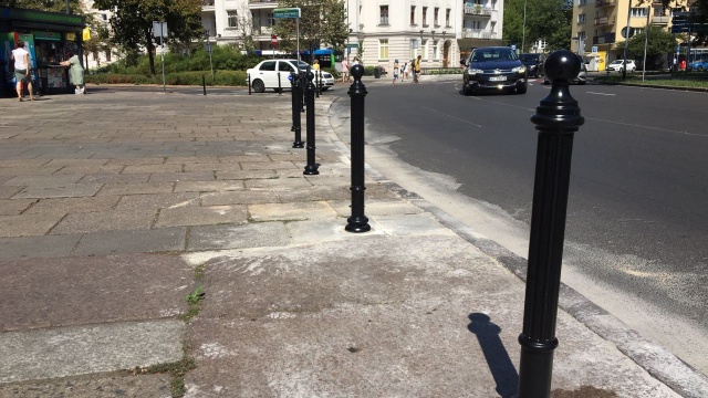 Zamiast miejsc parkingowych - słupki. Zmiany na Placu Grunwaldzkim