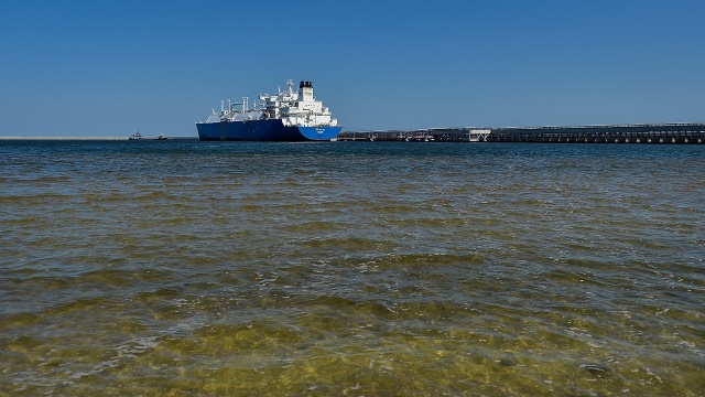 To ważny krok do zapewnienia energetycznego bezpieczeństwa Polsce i przełomowy moment w stosunkach polsko-amerykańskich - napisał w liście prezydent Rzeczypospolitej Polskiej Andrzej Duda. W piątek w Świnoujściu odbył się odbiór amerykańskiego gazu w ramach wieloletniego kontraktu.