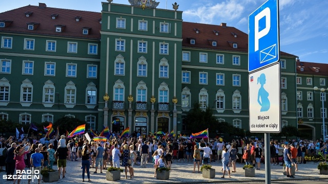 Spotkali się przed szczecińskim magistratem, by sprzeciwić się nienawiści. Około 400 osób pod hasłem Szczecin - strefa wolna od nienawiści wyraziło swój sprzeciw wobec tego co wydarzyło się w sobotę w Białymstoku.