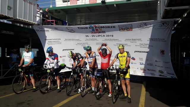 Zawodnicy już na trasie. Ze Świnoujścia wystartowała III edycja Ultramaratonu Kolarskiego Tour De PoMorze.