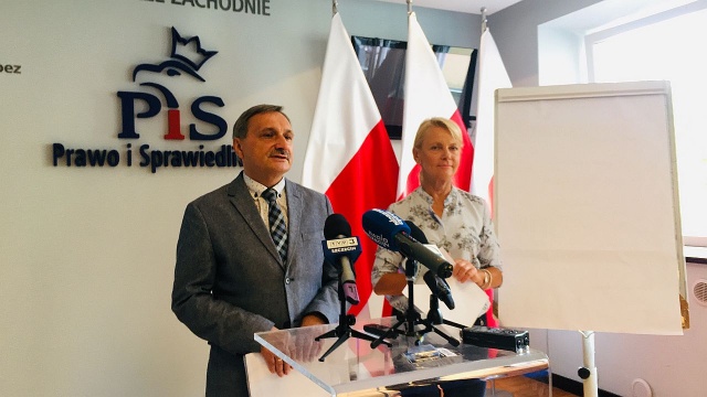 W oświacie nie ma armageddonu - przekonują politycy Prawa i Sprawiedliwości. Wojewódzcy radni klubu tej partii - Maciej Kopeć i Małgorzata Jacyna-Witt - odnieśli się do argumentów opozycji podczas konferencji prasowej.