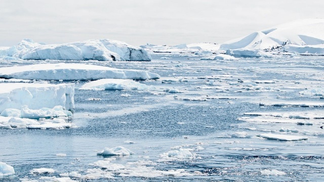 Europejska fala upałów podąża w kierunku Grenlandii i Arktyki. Światowa Organizacja Meteorologiczna ostrzega, że gorące powietrze może znacząco przyczynić się do zmniejszenia grubości pokrywy lodowej.