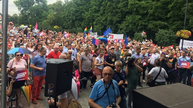 Około 400 osób zebrało się na przed Teatrem Dramatycznym w Białymstoku w zorganizowanej przez partie lewicowe manifestacji Polska przeciwko przemocy. Odbywa się ona w reakcji na incydenty w trakcie zeszłotygodniowego Marszu Równości w Białymstoku.