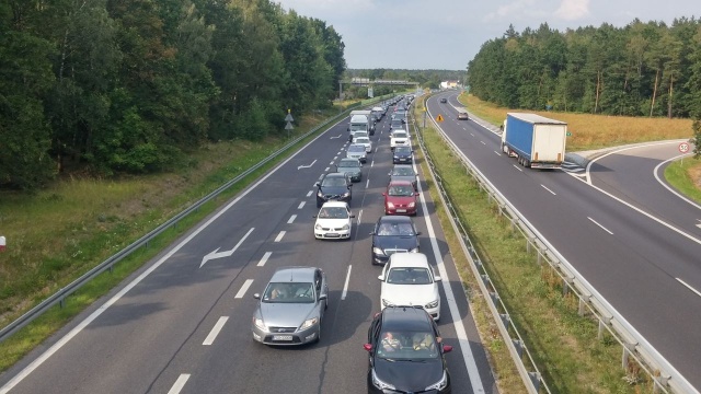 Ciasno zaczyna się robić w drodze nad morze, na Obwodnicy Miękowa - spokojniej jest na drodze wojewódzkiej numer 111 przez Stepnicę.