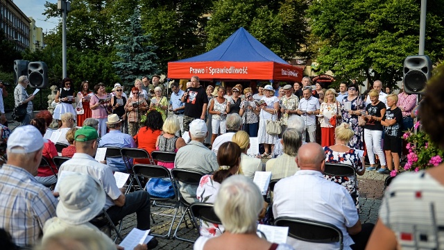 Można było śpiewać czy mruczeć - najważniejsze, żeby być - podkreślali organizatorzy 16. edycji Patriotycznego Śpiewania. Impreza odbyła się na Placu Lotników w Szczecinie.