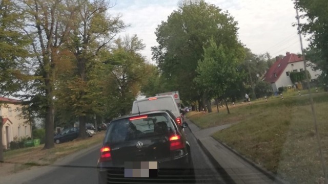 Na skrzyżowaniu ulic Szerokiej i Żołnierskiej na szczecińskim Krzekowie doszło do wypadku. Zderzyły się dwa samochody. Do jednej z poszkodowanych osób wezwano ratowników medycznych. Interweniuje też policja.