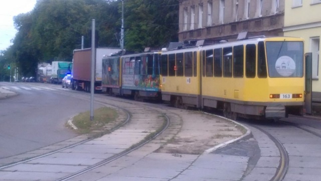 Zepsuta ciężarówka utknęła w środę popołudniu na ulicy Chmielewskiego w Szczecinie i blokowała tory tramwajowe.