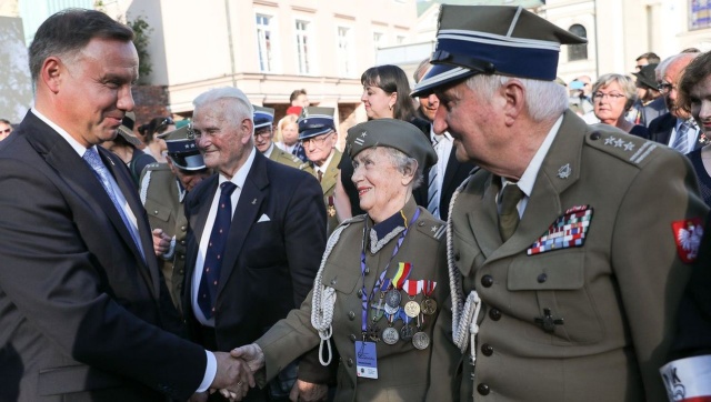 Polowa msza święta przy Pomniku Powstania Warszawskiego, na stołecznym Placu Krasińskich, rozpoczęła uroczystości w przeddzień 75. rocznicy wybuchu Powstania.