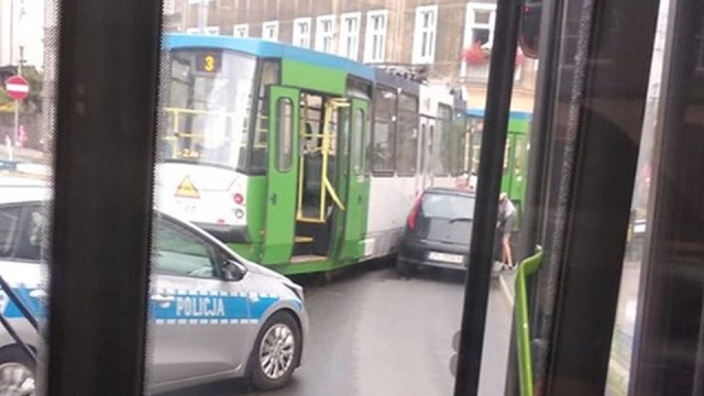 Na skrzyżowaniu ulic Wyzwolenia z Krasińskiego i Słowackiego samochód osobowy wjechał w tramwajową trójkę.