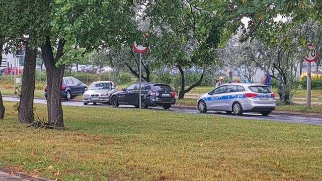 Cztery samochody zderzyły się na ulicy Mieszka I w Szczecinie. Przy salonach samochodowych w stronę Osiedla Reda są kłopoty z przejazdem, interweniuje policja.