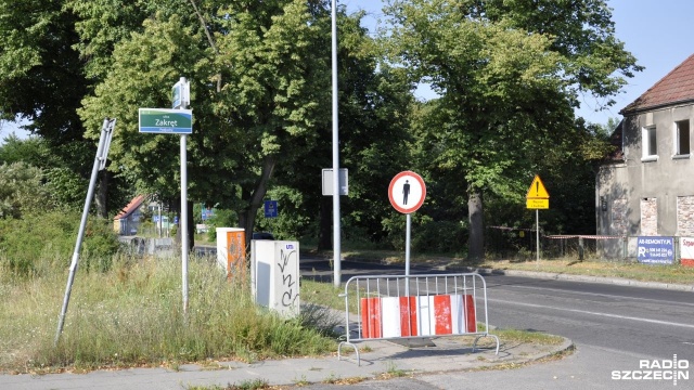 W Podjuchach, przy skrzyżowaniu ulic Krygiera z Granitową powstać ma skrzyżowanie z wyspą centralną sterowane światłami. Na kilku skrzyżowaniach ustawiono bariery ograniczające przejścia dla pieszych i przygotowano wjazdy na budowę.
