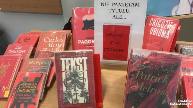 Nie pamiętam tytułu, ale książka miała kolor czerwony. Pod takim hasłem w Miejskiej Bibliotece Publicznej filii numer 28 zrobiono wystawę książek, których okładka ma kolor czerwony. Pracownicy biblioteki chcieli pokazać czytelnikom, że trudno jest znaleźć książkę po kolorze okładki.