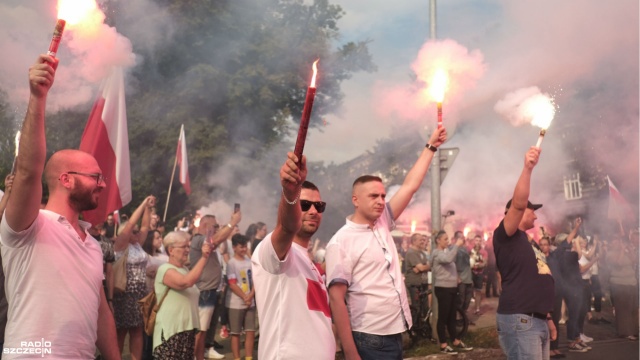 Punktualnie o godzinie 17, czyli w godzinę W, szczecinianie zebrali się przy Placu Szarych Szeregów, by oddać hołd powstańcom warszawskim.