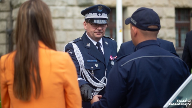 25 policjantów złożyło ślubowanie - zachodniopomorska policja otrzymała też nowe radiowozy i furgony patrolowe. Trafią one do Świdwina, Myśliborza, Choszczna i Drawska.