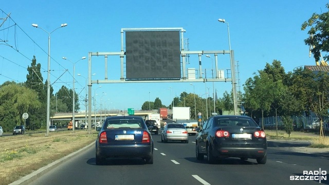 Kolejna awaria Systemu Zarządzania Ruchem w Szczecinie. Od kilku tygodni nie działają tablice na ul. Gdańskiej przy wjeździe na Trasę Zamkową i przy Bramie Portowej.