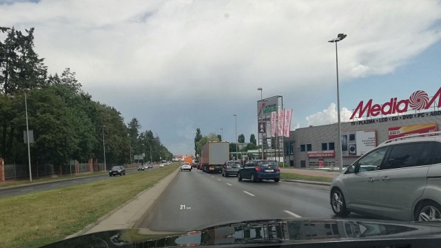 Kolejny już w sobotę wypadek. Na ulicy Mieszka I przy sklepie Jysk zderzyły się dwa samochody. Jedna osoba jest ranna.