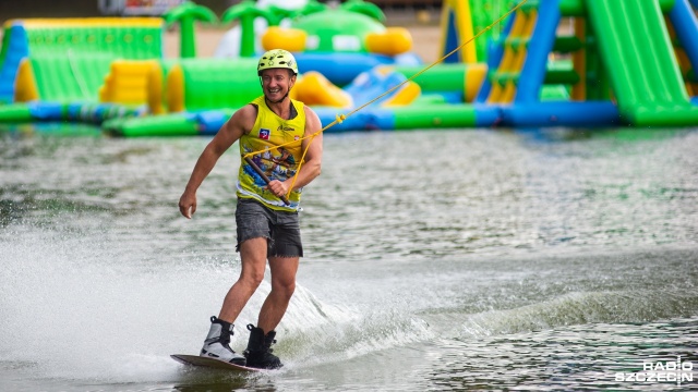 Na jeziorze Głębokie trwają Międzynarodowe Mistrzostwa Polski w Wakeboardzie na małym wyciągu. W zawodach bierze udział ponad 50 zawodników, których celem jest tytuł Międzynarodowego Mistrza i Mistrzyni Polski.
